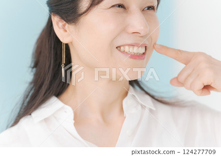指向牙的婦女 指向牙的婦女 124277709