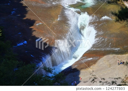 [Gunma Prefecture] Panoramic view of Fukiware Falls on a clear day 124277803
