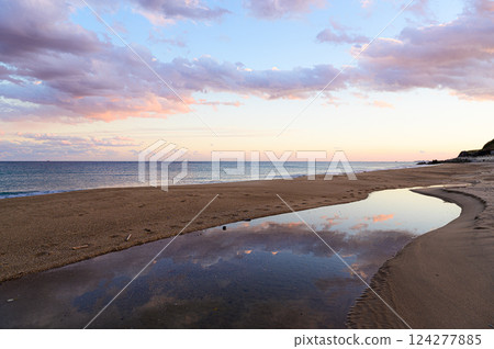 Clouds dyed in the sunset and the sky reflected on the water Clouds dyed in the sunset and the sky reflected on the water 124277885