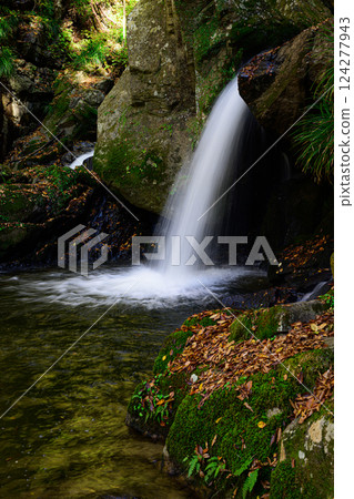Beautiful waterfall and moss-covered rocks, Oboro Falls, Takikawa Valley 124277943