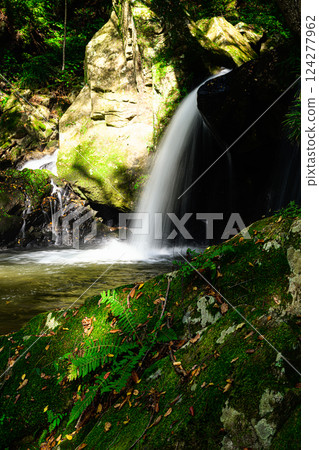 Beautiful waterfall and moss-covered rocks, Oboro Falls, Takikawa Valley Beautiful waterfall and moss-covered rocks, Oboro Falls, Takikawa Valley 124277962