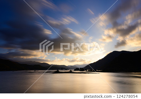 The sky is dyed in the morning glow and the lake is calm - Lake Akimoto 124278054