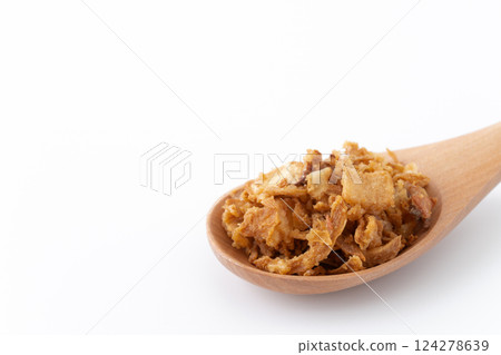Close-up of fried onions on a wooden spoon 124278639