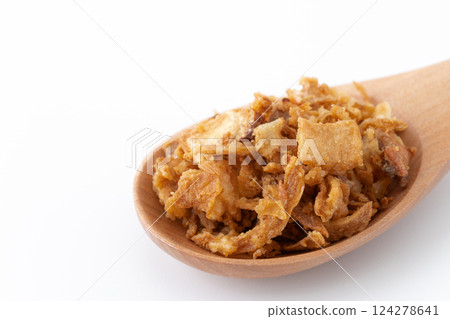 Close-up of fried onions on a wooden spoon 124278641
