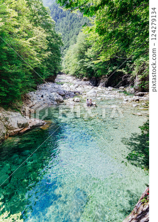 <Nagano> A woman enjoying the beautiful scenery of Atera Valley - Kumagafuchi - 124279134
