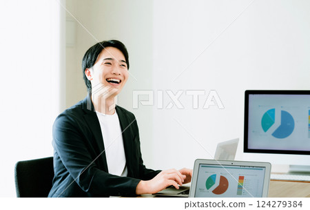 IT 工程師進行小組討論 124279384