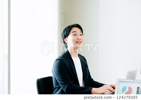 IT 工程師進行小組討論 124279385