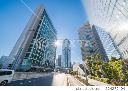 仰望東京港區汐留站附近的建築物 124279404