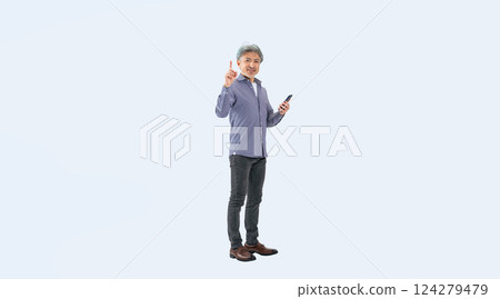 一位老人拿著智慧型手機推薦某件東西的全身照片 124279479