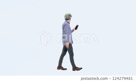 一位老人拿著智慧型手機行走的全身照片 124279481