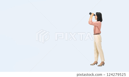 一名中年婦女透過望遠鏡觀察的全身照片 一名中年婦女透過望遠鏡觀察的全身照片 124279525