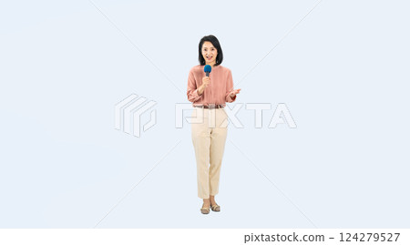 一名中年婦女對著麥克風講話的全身照片 124279527