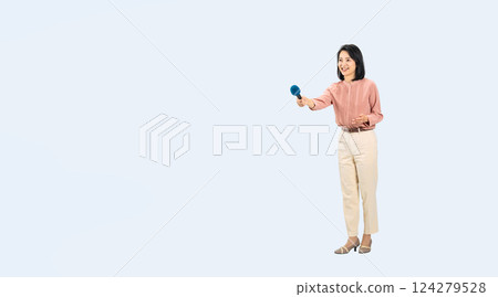 一名中年婦女手持麥克風接受採訪的全身照 124279528