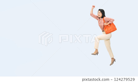 一位中年婦女精力充沛地跳躍的全身照片 124279529