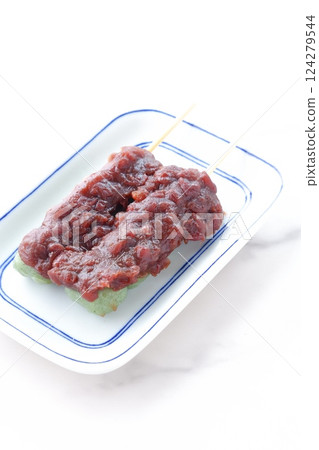 艾草餃子是用艾草麻糬做成的，上面撒上大量的豆沙。 124279544