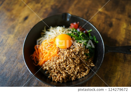 豬肉拌飯和豆腐碎 豬肉拌飯和豆腐碎 124279672