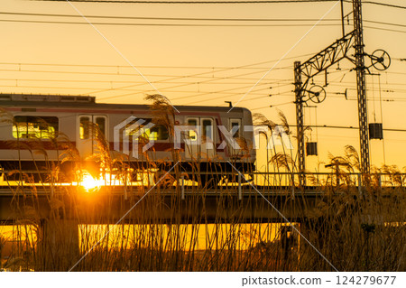 黃昏時分在綱島站行駛的列車 124279677