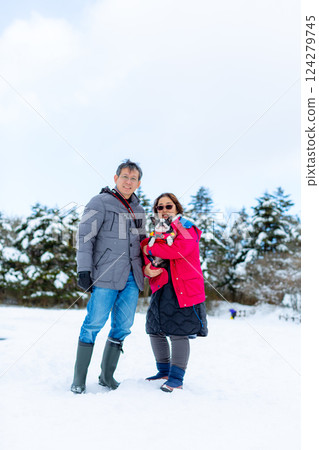一對夫婦在雪地裡玩耍 124279745