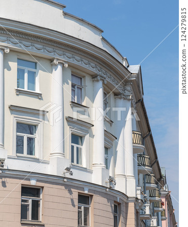 The angle of the facade of the old building that 124279815