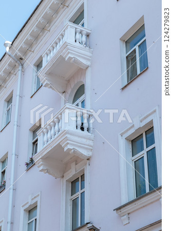 The angle of the facade of the old building that 124279823