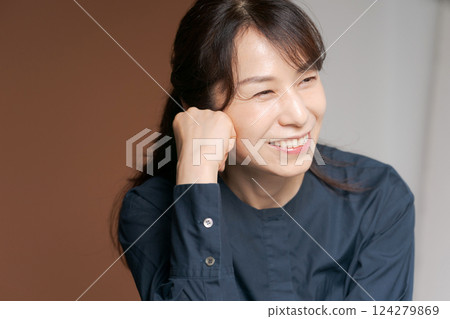 Middle woman who puts his cheeks Middle woman who puts his cheeks 124279869