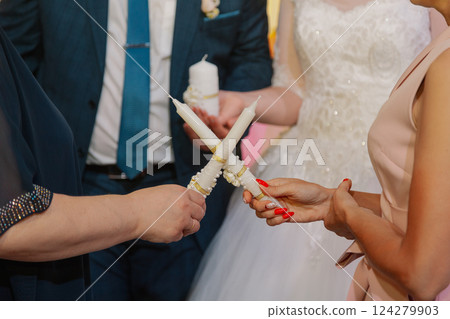 The elderly parents crossed the candles in order The elderly parents crossed the candles in order 124279903