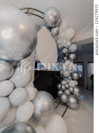 A round photo zone is made of white and silver A round photo zone is made of white and silver 124279915