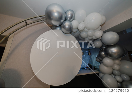 A round photo zone is made of white and silver 124279920