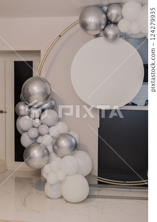 A round photo zone is made of white and silver 124279935