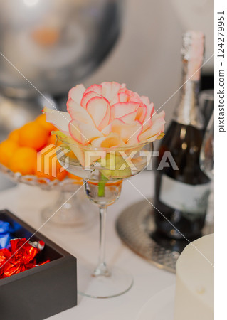 Beautiful bouquet of roses in a glass of cocktail Beautiful bouquet of roses in a glass of cocktail 124279951