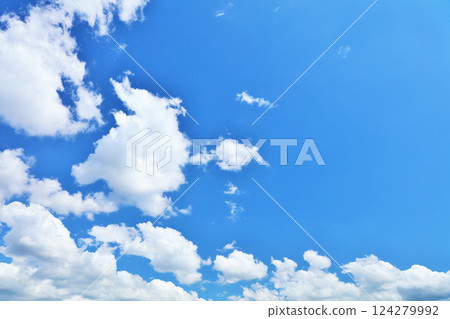 夏天藍天和雲彩 夏天藍天和雲彩 124279992