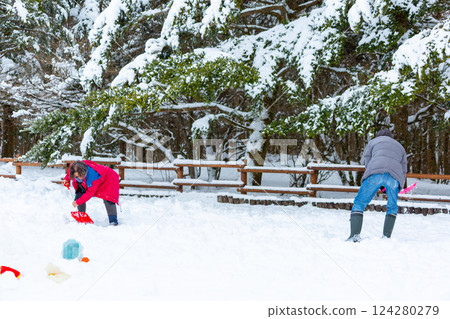 一對夫婦在雪地裡玩耍 124280279