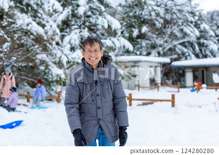 一對夫婦在雪地裡玩耍 124280280
