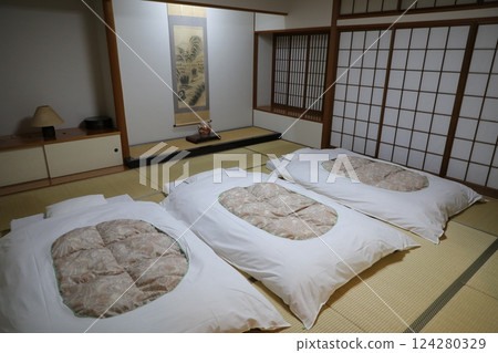 榻榻米 124280329