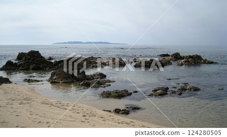 春天的平靜海面、沙灘、奇岩怪島 春天的平靜海面、沙灘、奇岩怪島 124280505