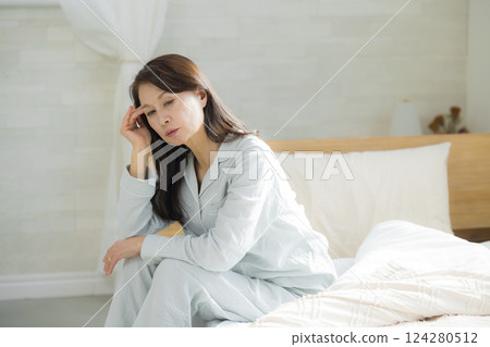 臥室裡不舒服的老年婦女 124280512