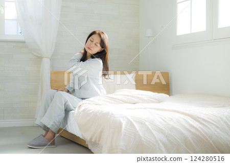 Senior woman in unwell bedroom 124280516