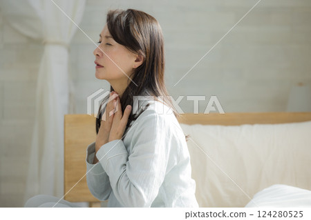 臥室裡不舒服的老年婦女 臥室裡不舒服的老年婦女 124280525