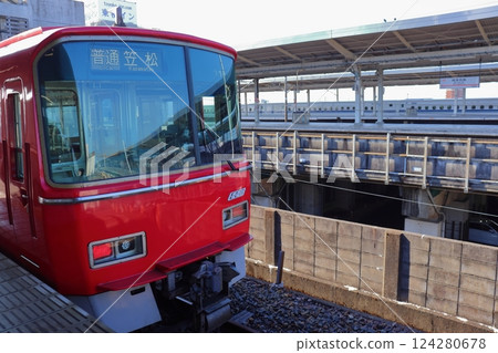 新羽島站的名鐵列車和鄰近的岐阜羽島站的新幹線 124280678