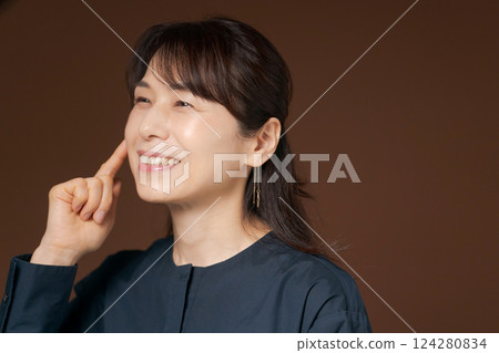 做皮膚護理的中年婦女 124280834