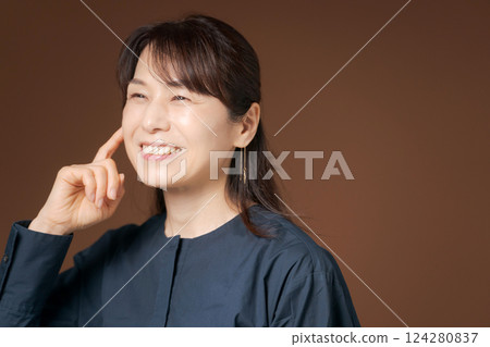 做皮膚護理的中年婦女 124280837
