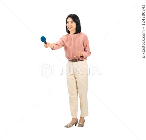中年婦女手持麥克風接受訪問。 124280843