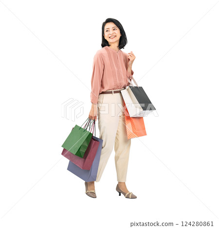 提著購物袋行走的中年婦女。 124280861