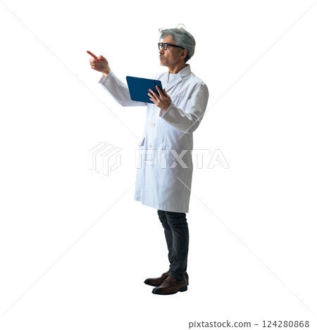 資深男醫生、科學家、研究人員檢查 - 全身照片 PNG，背景透明，手工精確裁剪 124280868