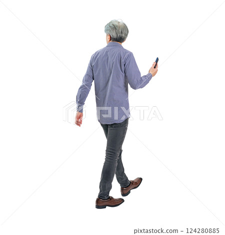 一位老人拿著智慧型手機行走的背影。 124280885