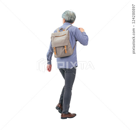 一位背著背包行走的老人的背影。 124280897