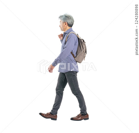 背著背包側身行走的老人。 124280898
