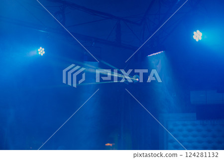 The smoke from the smoke of the car spreads 124281132