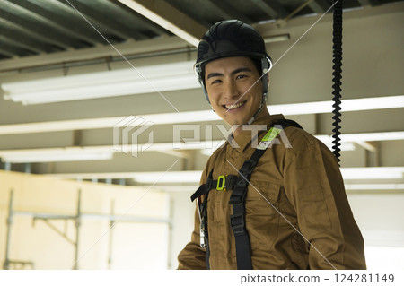 A man working at a construction site 124281149