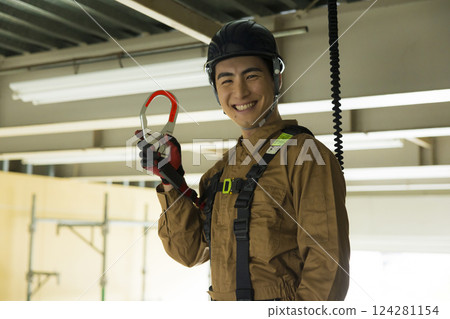 A man working at a construction site 124281154